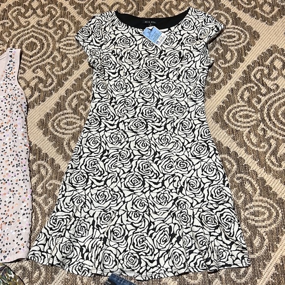 Women’s size small bundle with pants size 4 - Picture 2 of 12